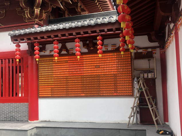 龍之夢(mèng)臥龍寺萬佛墻前供奉光明心愿燈有感：禮佛在人，供燈在心