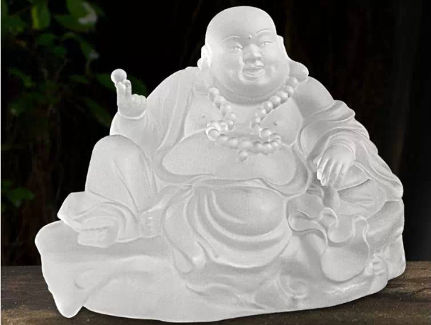 琉璃作為萬佛墻的常用佛（神）像材質(zhì)，不僅有它本身的材質(zhì)優(yōu)勢還有佛家自身的內(nèi)涵